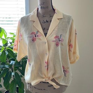 Yellow Rails flower tie front top